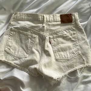 White Levi’s 501